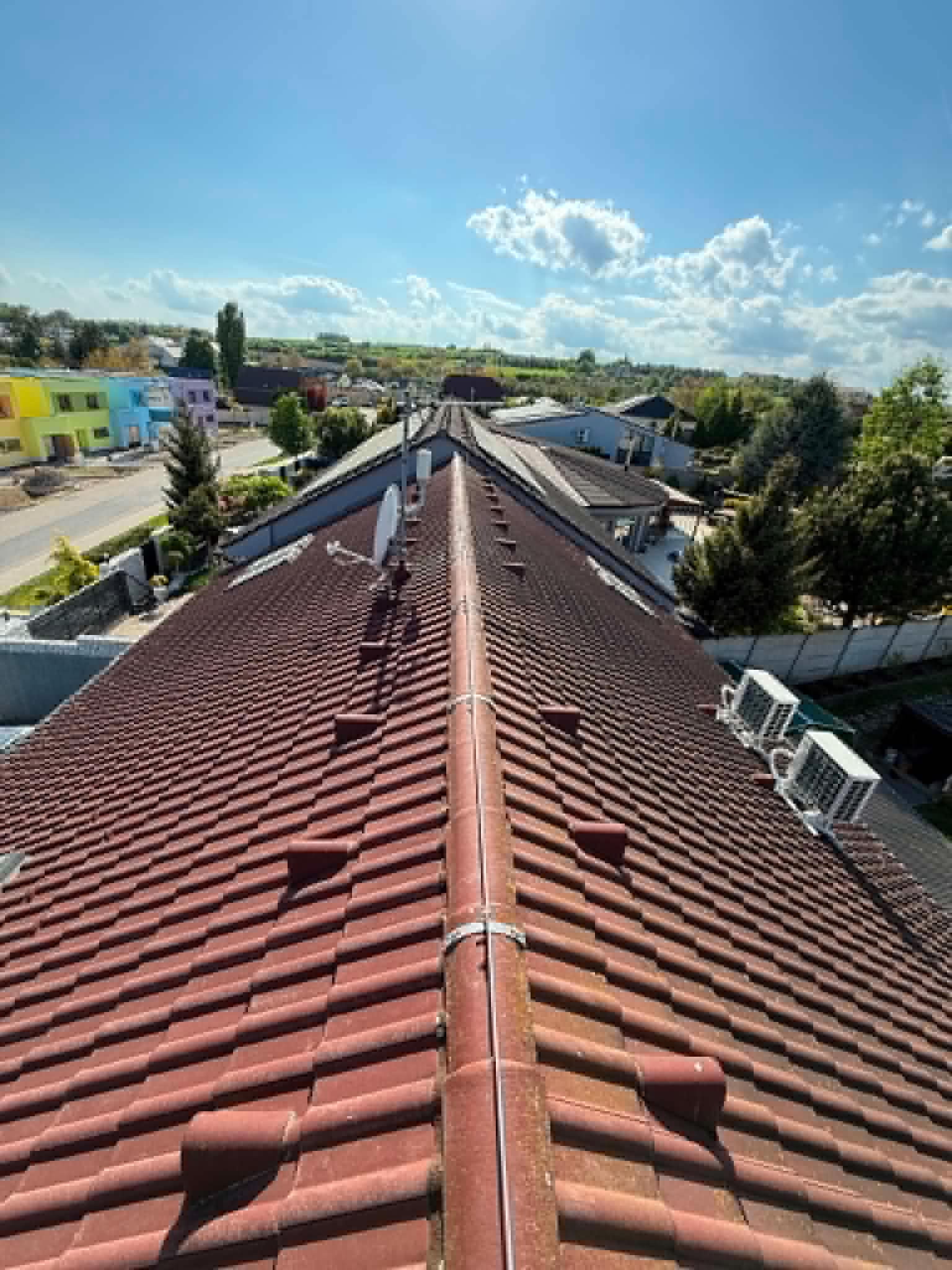 Vedení hromosvodu po hřebeni střechy