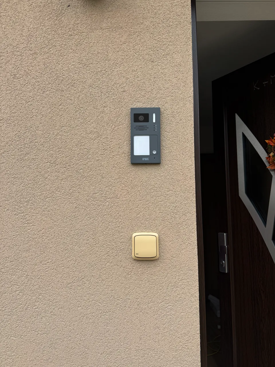 Videozvonek Urmet vedle vstupních dveří
